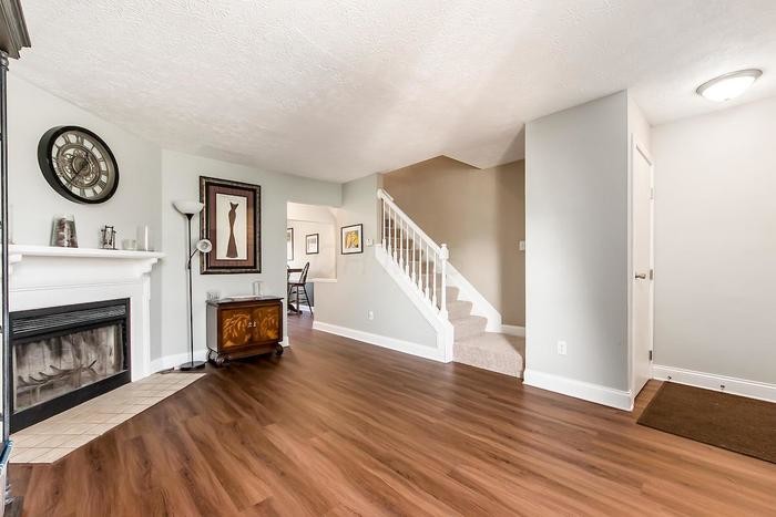 Building Photo - Beautiful townhome with basement