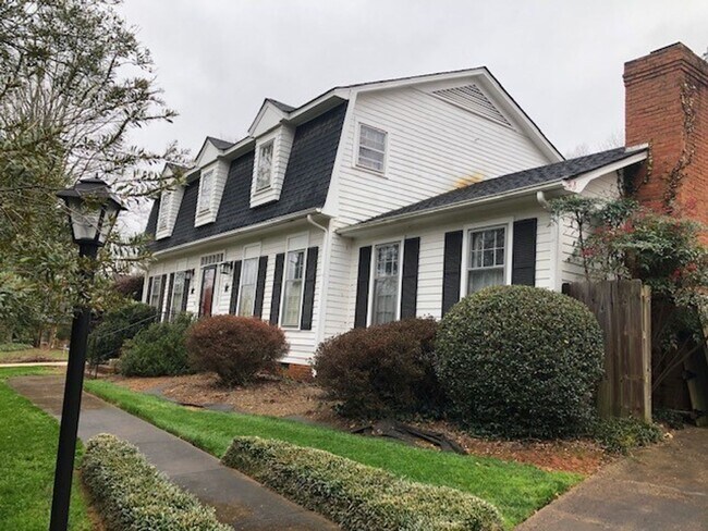 Building Photo - Great Location Home with Plenty of Space!