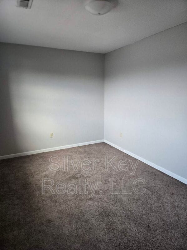 Building Photo - 823 Englewood Rd