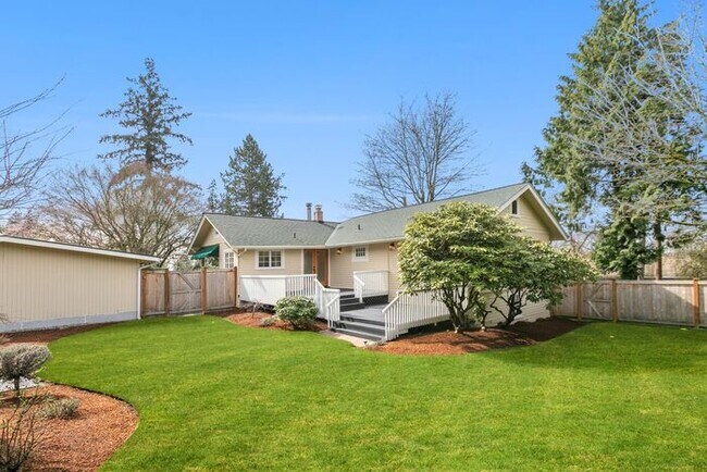 Building Photo - Sunny Air Conditioned Mercer Island Charmer!