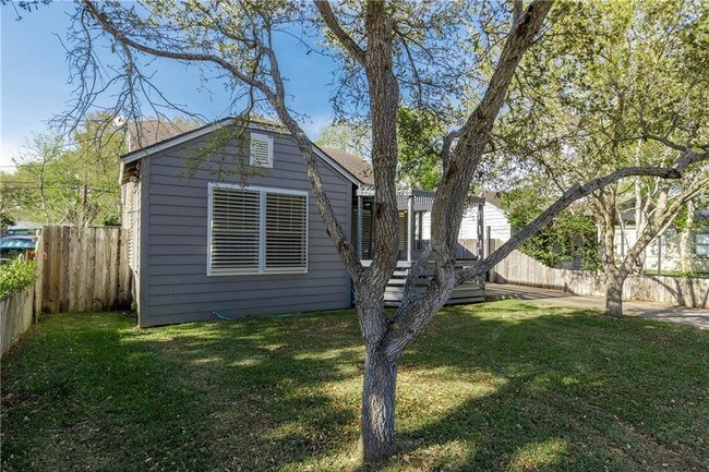 Building Photo - 424 Texas Ave