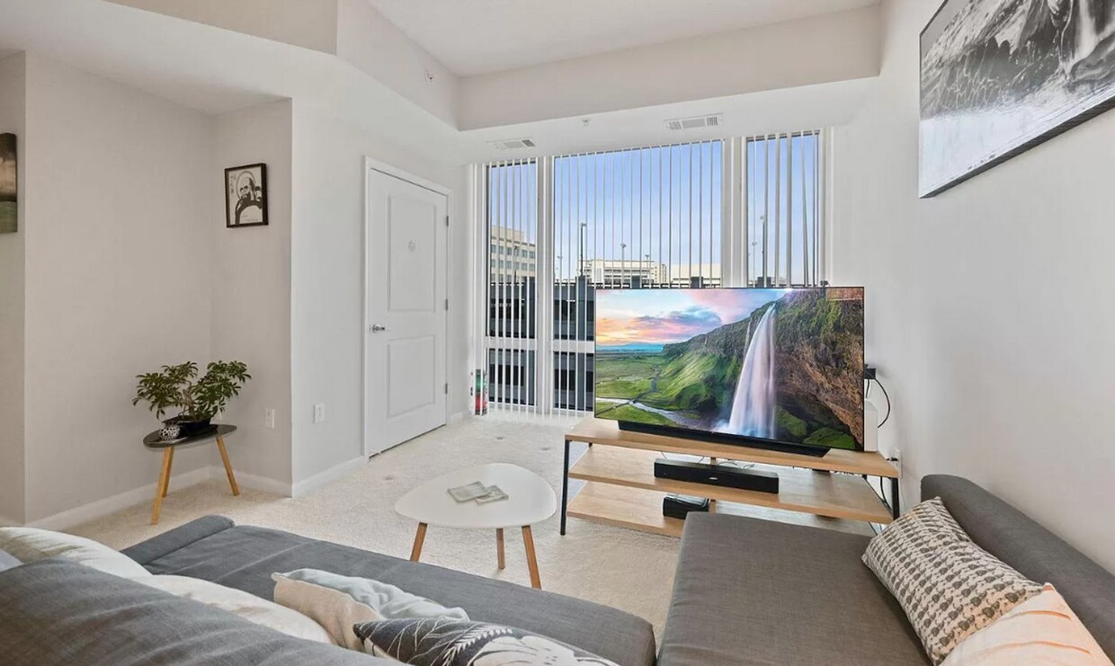 Primary Photo - Sunny 1br condo in Downtown Silver Spring ...