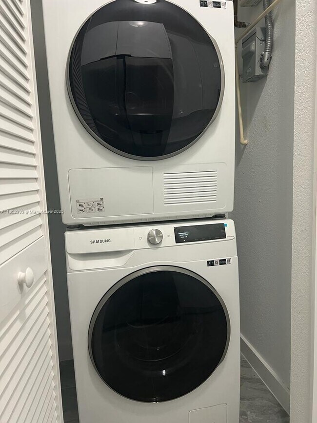 Foto del edificio - 3 bedroom in Miami FL 33142