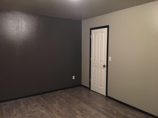 Building Photo - Super Clean Duplex.  WSG Included!