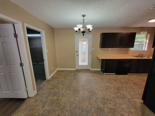 Foto del edificio - 515 Tall Pines St