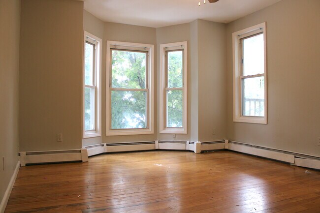 Building Photo - 119 River St