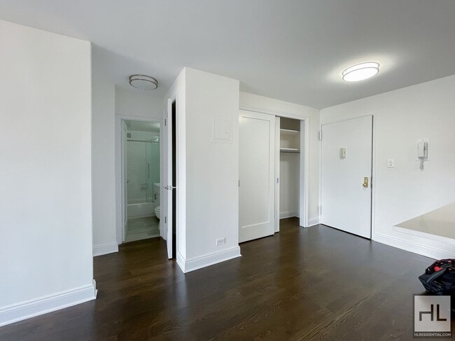 Building Photo - E 16 ST