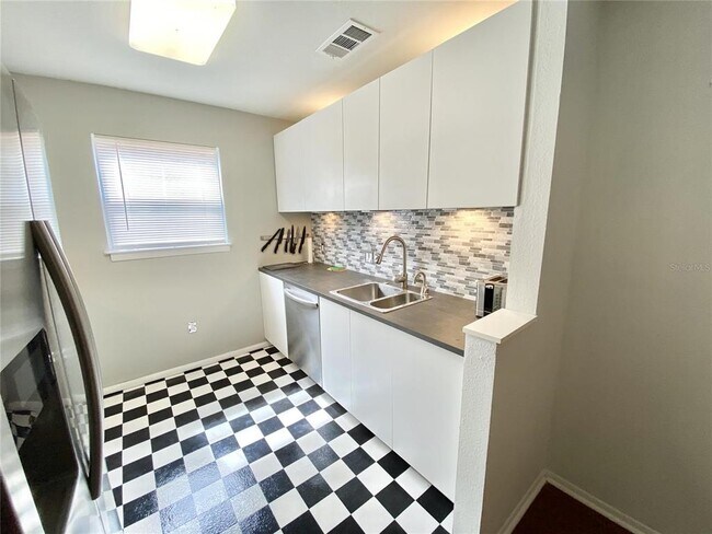 Building Photo - 225 S Tropical Trail