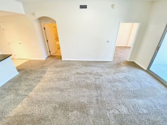 Foto del edificio - GREAT 1 BED, 1 BATH 867 SQFT HIGH RISE CON...
