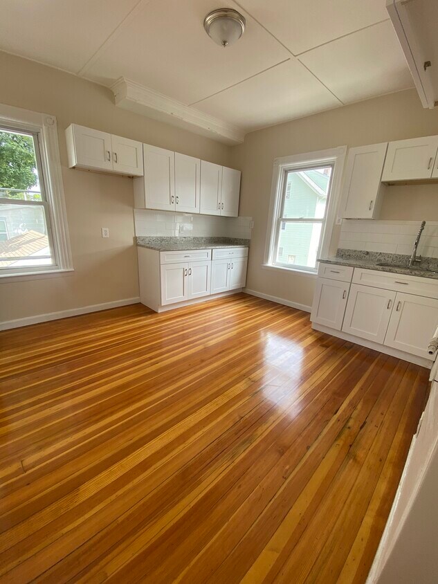 Primary Photo - 13 Magill St