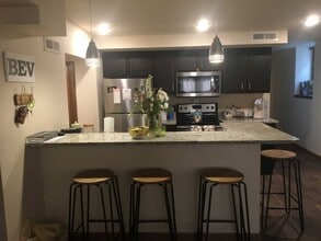 Building Photo - 529 E Cherry St