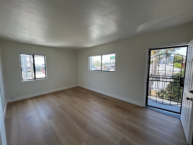 Building Photo - Upstairs 2 Bedroom 1 Bathroom on Felspar A...
