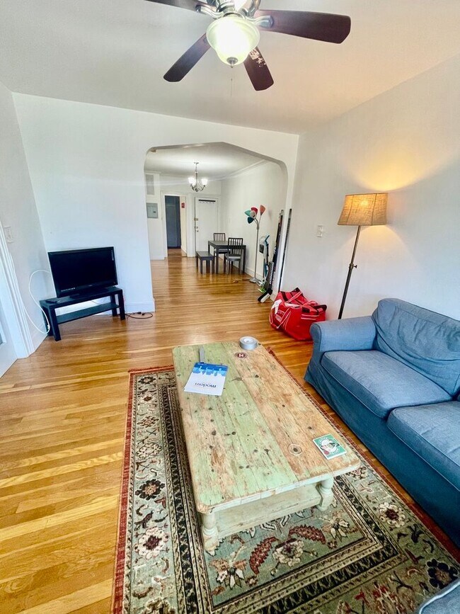 Foto del edificio - NEW LISTING!!!!   LAUNDRY IN-UNIT!  SPACIO...