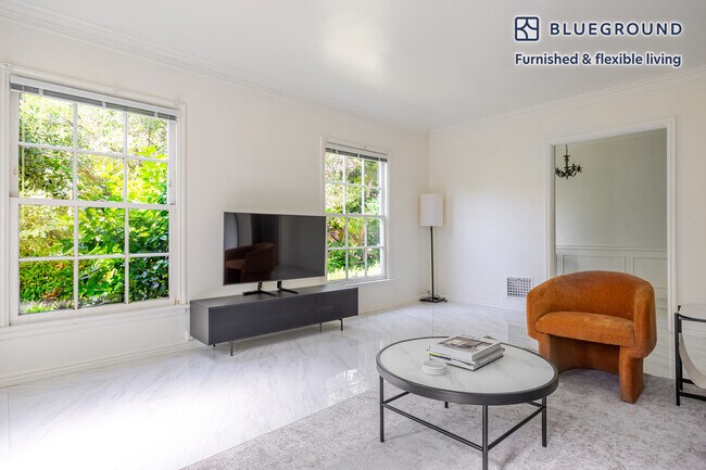 Foto del edificio - 136 S Roxbury Dr