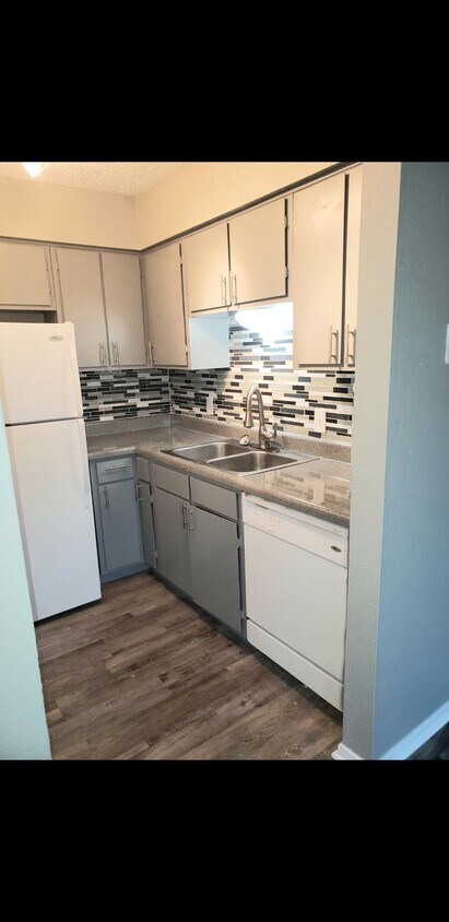 Primary Photo - 1100 E 10th St