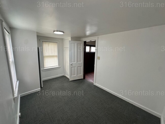 Building Photo - $1095- 3 bed 1 bath - Single Family Home