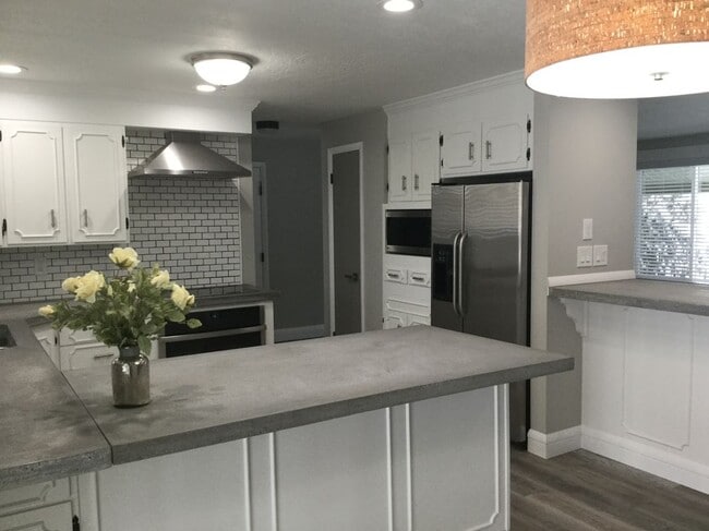 Building Photo - 2194-4300 4300 S St