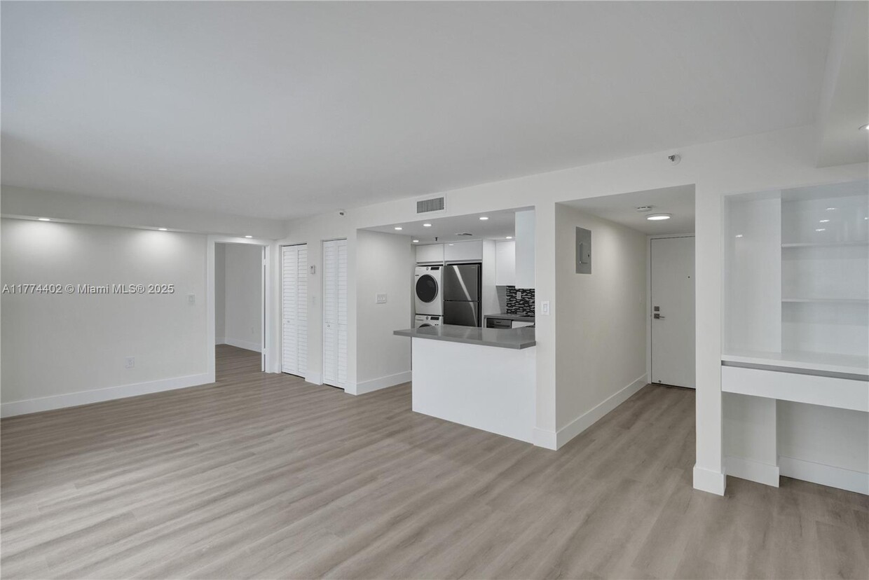 Primary Photo - 2457 Collins Ave