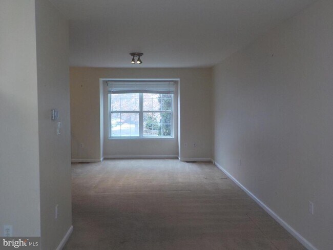 Foto del edificio - 703 Kings Crest Dr