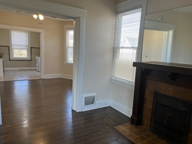 Building Photo - 4317-2 Ivanhoe Ave