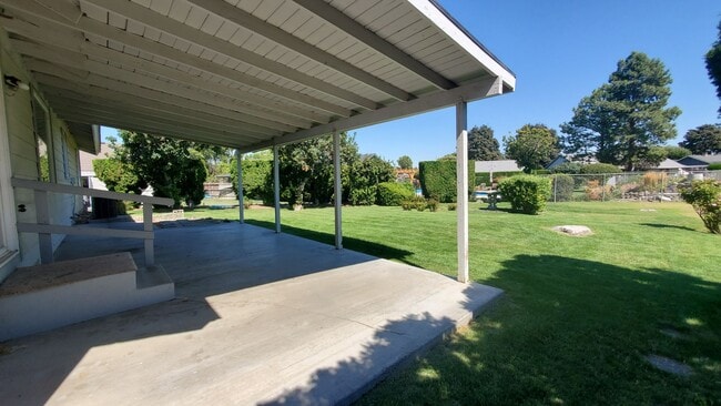 Building Photo - 1709 S Rainier Pl