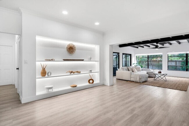 Foto del edificio - 704 NE 2nd St