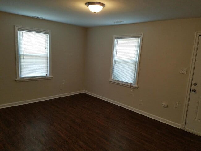 Building Photo - Beautiful 2BR single family with detached ...