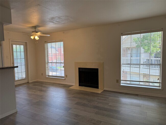 Foto del edificio - 2626 Holly Hall St
