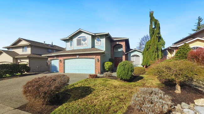 Spacious Updated 4 Bedroom Home with 3 Car Garage - Spacious Updated 4 Bedroom Home with 3 Car Garage