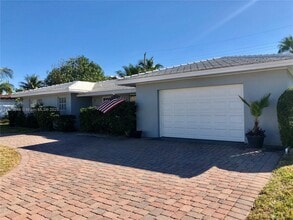 Building Photo - 1241 Manor Dr