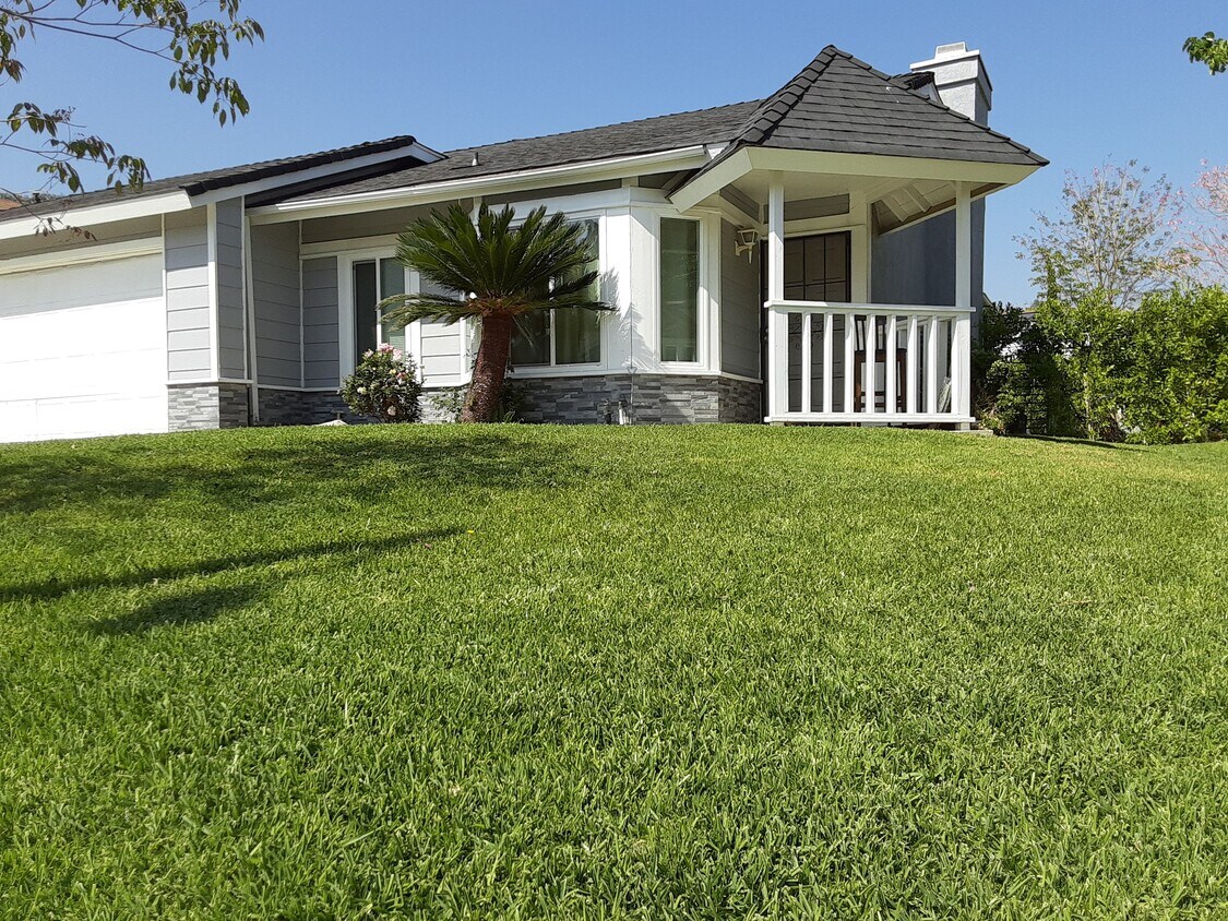 LOVELY 2 BEDROOM 2 BATH $2,500 MONTH $2,500 DEPOSIT NO PETS - 11716 Brussels Ave