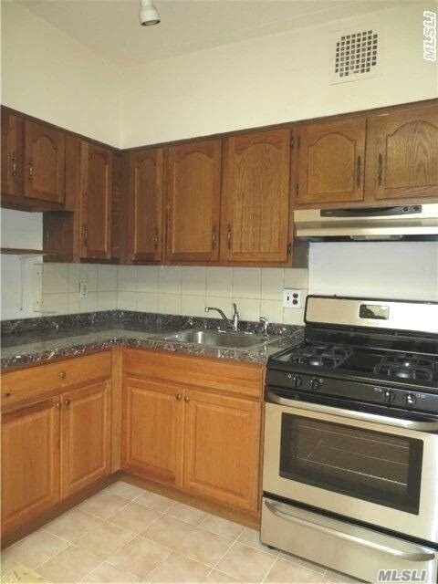 Foto del edificio - 143-50 Barclay Ave