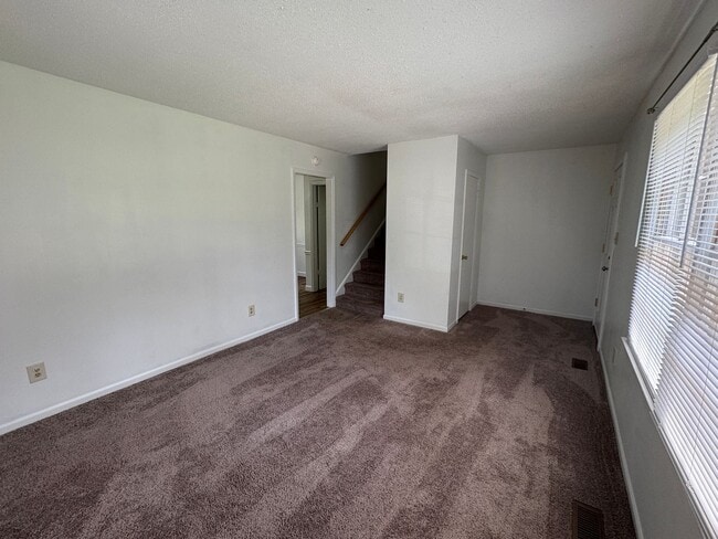 Building Photo - Move in Ready!
