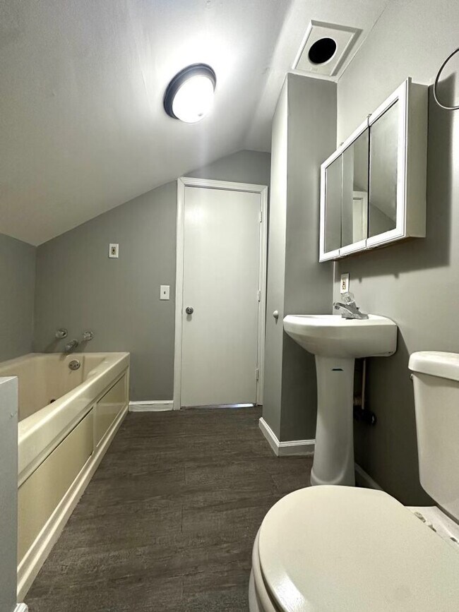 Building Photo - Exquisite 4 Bedroom 2 Bathroom Home in Min...