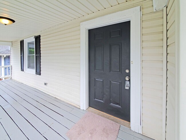 Foto del edificio - Beautifully Updated 4-Bedroom Home Near Mo...