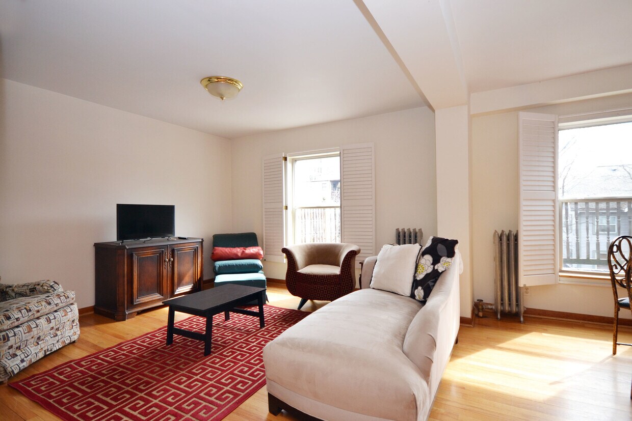 Primary Photo - 1054 W Winona St