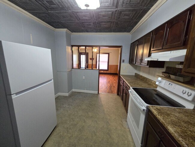 Foto del edificio - 2-bedroom Bungalow with Spacious Kitchen, Large Covered Porch and Large Garage