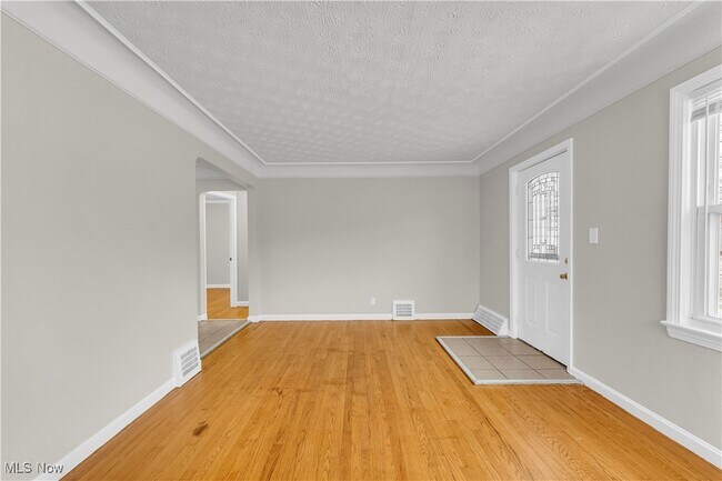 Building Photo - 498 E 250th St