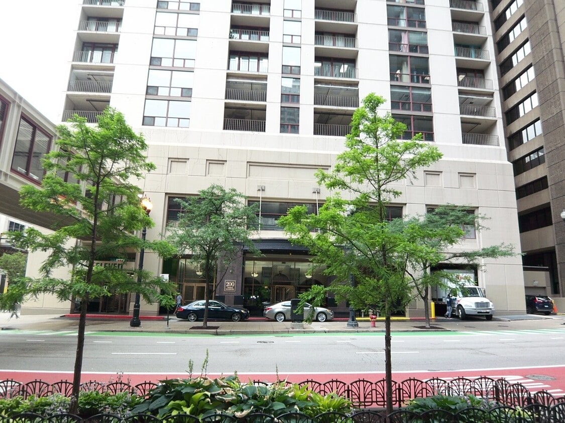 Primary Photo - 200 N Dearborn St