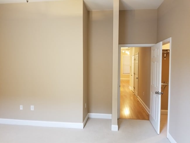 Building Photo - 2 Bedroom 2 Bath Located in First Ward!