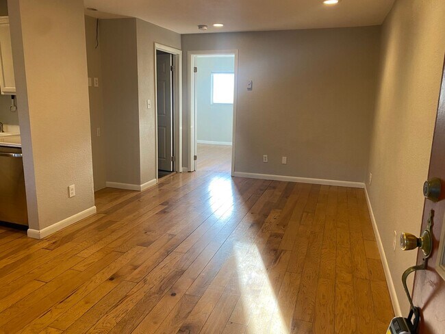 Building Photo - 1 Bedroom Apartment with Mountain View
