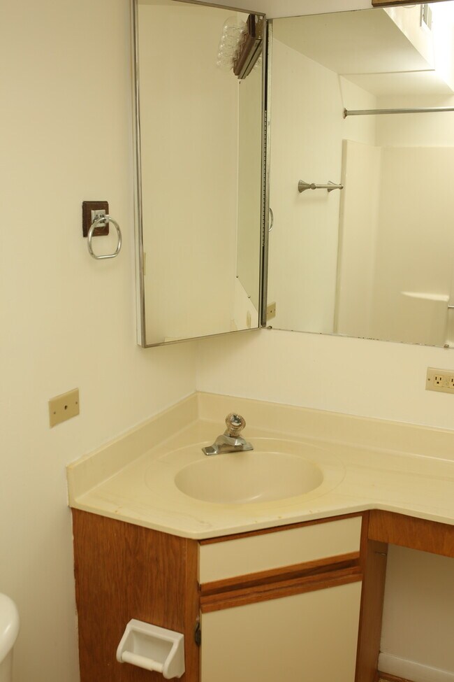 Building Photo - One Bedroom with a Den at Turtle Creek!