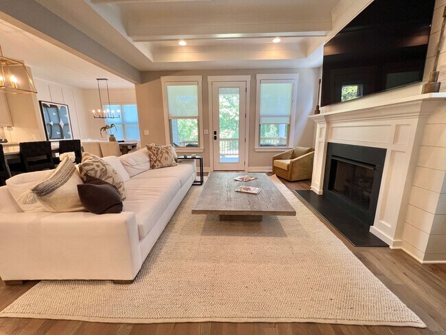 Foto del edificio - FURNISHED 3 Bed, 2.5 Bath Home 2 Mile from...