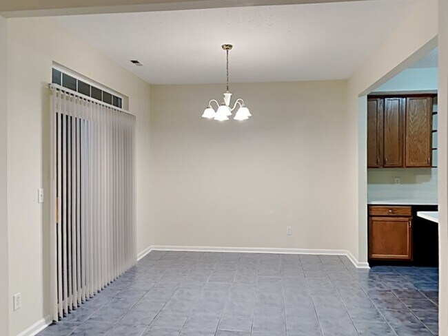 Building Photo - Charming 3 bed 2.5 bath with fenced in backyard!