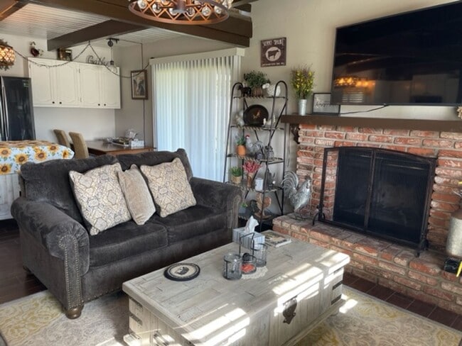 Building Photo - 2 BEDROOM 2 BATH+ LOFT - 1 ACRE - UNFURNISHED or FURNISHED