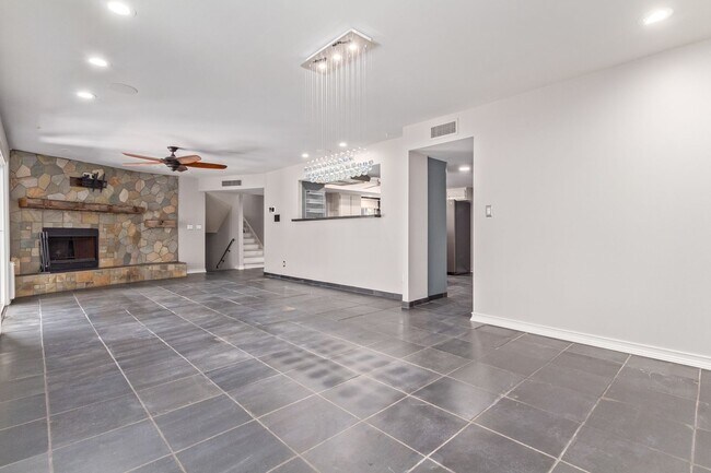 Building Photo - Stunning Tri-Level 6 bedroom home with POO...
