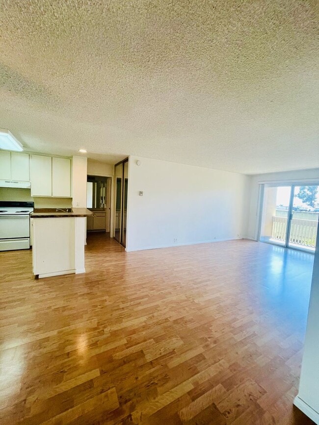 Building Photo - LARGE AND BRIGHT 2BD/2BA CONDO AVAILABLE I...