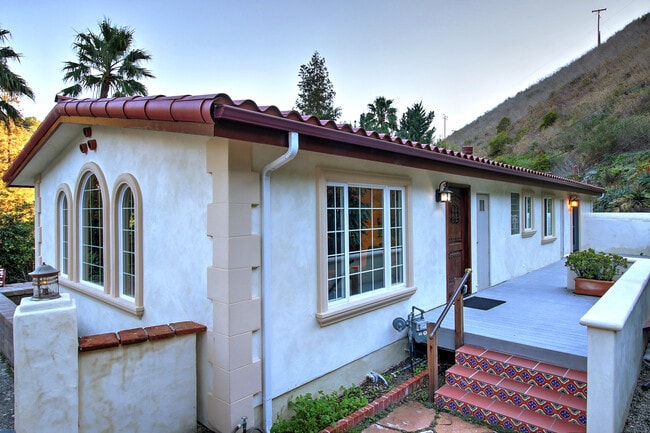 Foto del edificio - 1569 Sycamore Canyon Rd