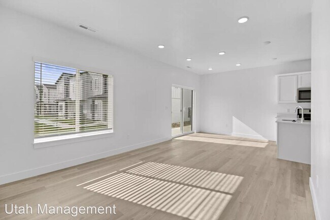 Foto del edificio - 3 br, 2.5 bath House - 1266 West 1990 Sout...
