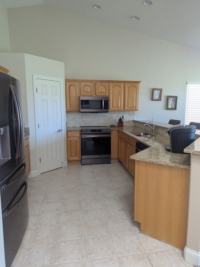 Foto del edificio - Furnished 3-Bedroom Townhome with Stunning...